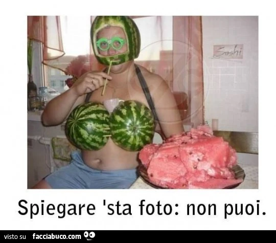 Spiegare sta foto: non puoi. Uomo con tetta e casco di anguria