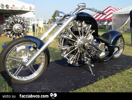 Moto custom con motore radiale