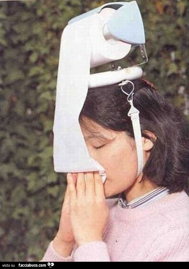 Si soffia il naso con il rotolo di carta igienica attaccato in testa