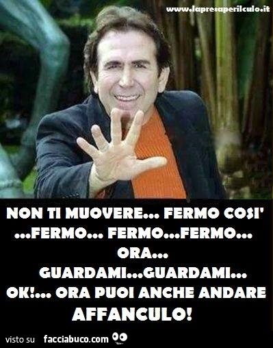 Giucas Casella: Non ti muovere, fermo così, fermo, fermo, fermo, ora guardami, guardami. Ok ora puoi anche andare affanculo