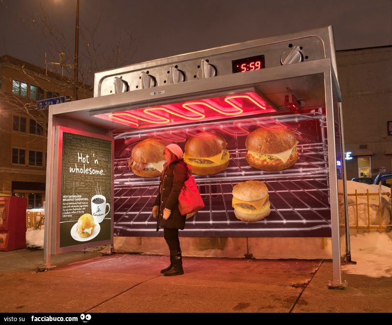 fermata di autobus a forma di forno grill pubblicità adv panini e caffè
