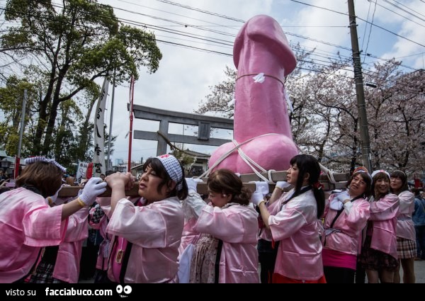 Donne Giapponesi festeggiano un pene gigante