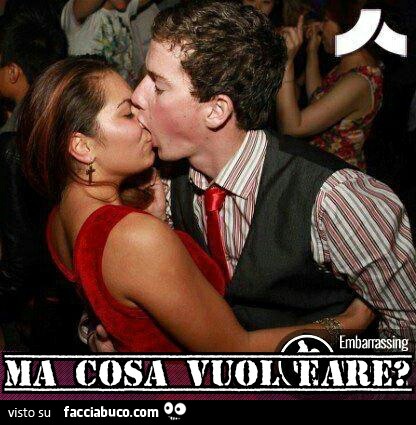 Anzichè baciarla se la succhia. Ma cosa vuol fare?