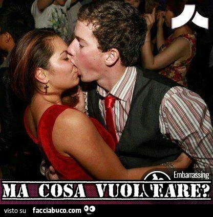 Anzichè baciarla se la succhia. Ma cosa vuol fare?