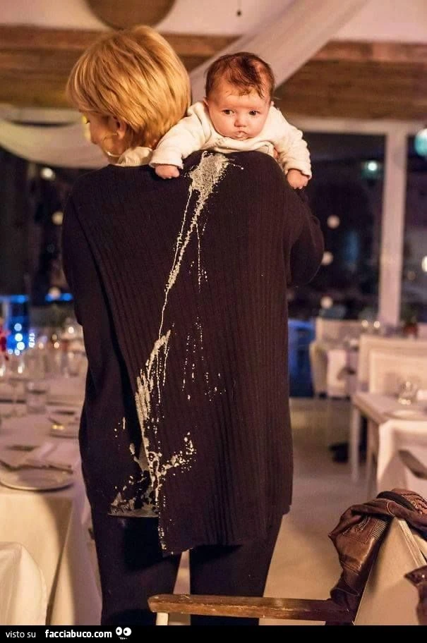 bimbo vomita sul maglione della madre