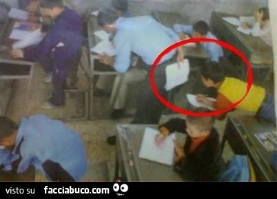 bambino copia durante il compito in classe