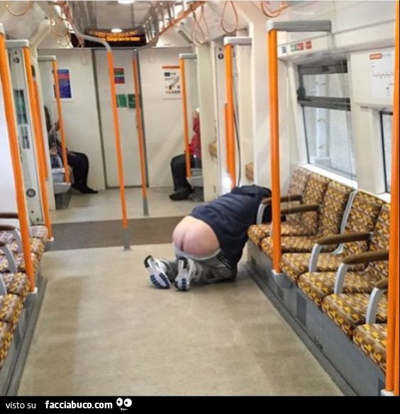 Ragazzo sulla metro con il culo di fuori