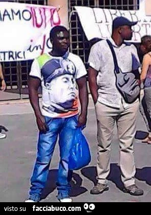 Ragazzo nero con la maglietta di Mussolini