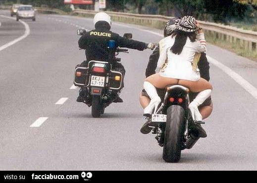 La polizia fa accostare il motociclista con a bordo una sexy ragazza seminuda