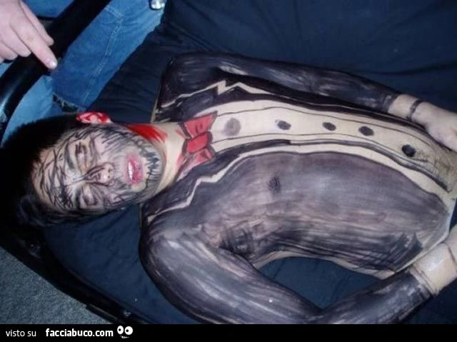ragazzo ubriaco viene colorato dagli amici