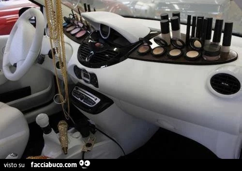 Auto super accessoriata per le donne che adorano il makeup