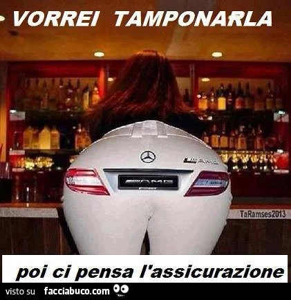 Ragazza con pantoloni con stampa del retro della mercedes. Vorrei tamponarla poi ci pensa l'assicurazione