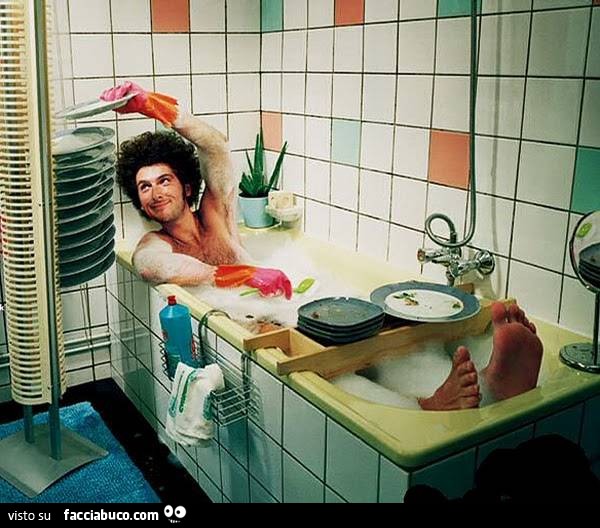 Uomo fa il bagno nella vasca e intanto lava i piatti