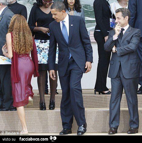 obama fotografato mentre guarda il sedere di una graziosa signorina