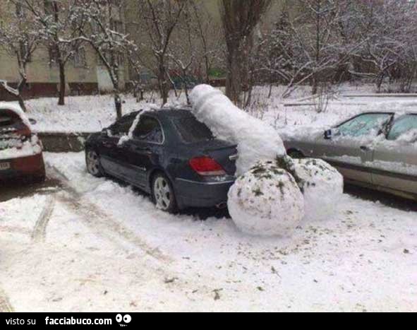 Grosso pisellone di neve poggiato sopra una macchina