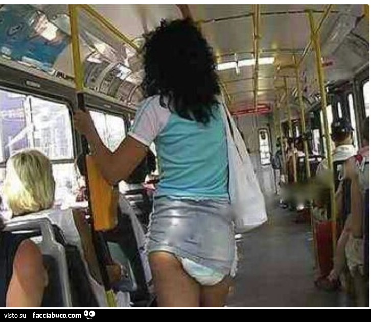 Ragazza con pannolino e minigonna sull'autobus