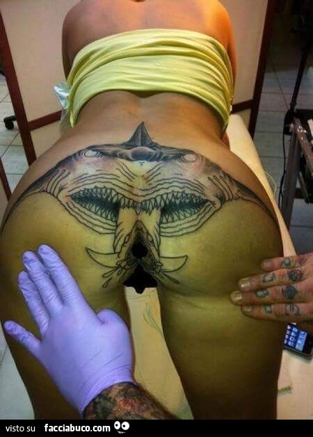 Lucertolone tatuato sul sedere di una ragazza