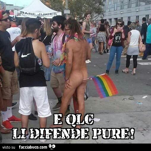 Uomo con bandiera della pace nel culo. E qualcuno li difende pure