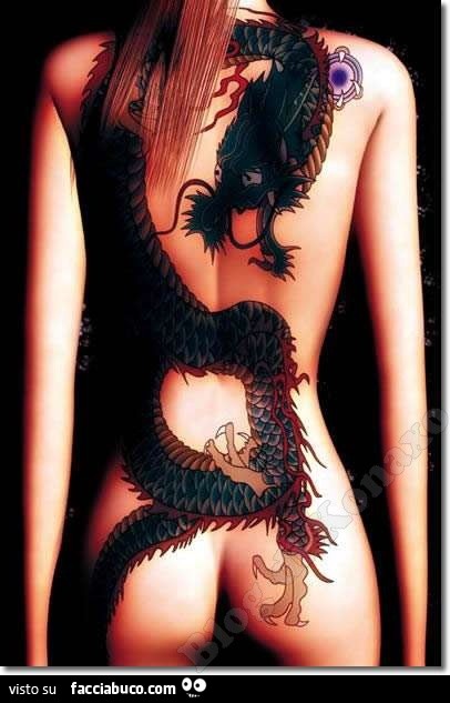 Tatuaggio di un maestoso drago lungo tutta la schiena di una donna