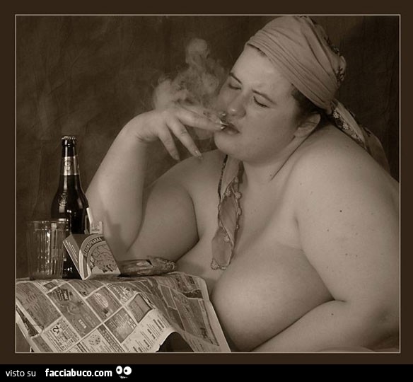 Ragazza cicciona nuda che fuma al bar