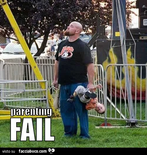 parenting fail padre tiene figlio a testa in giù