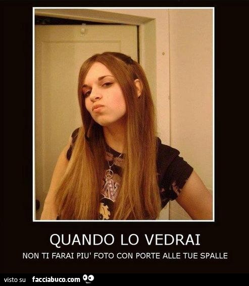 Quando lo vedrai non ti farai più foto con porte alle tue spalle