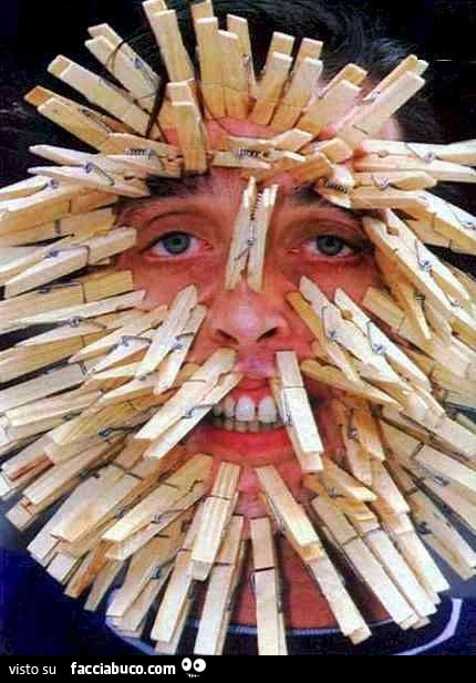 Si riempie la faccia di mollette